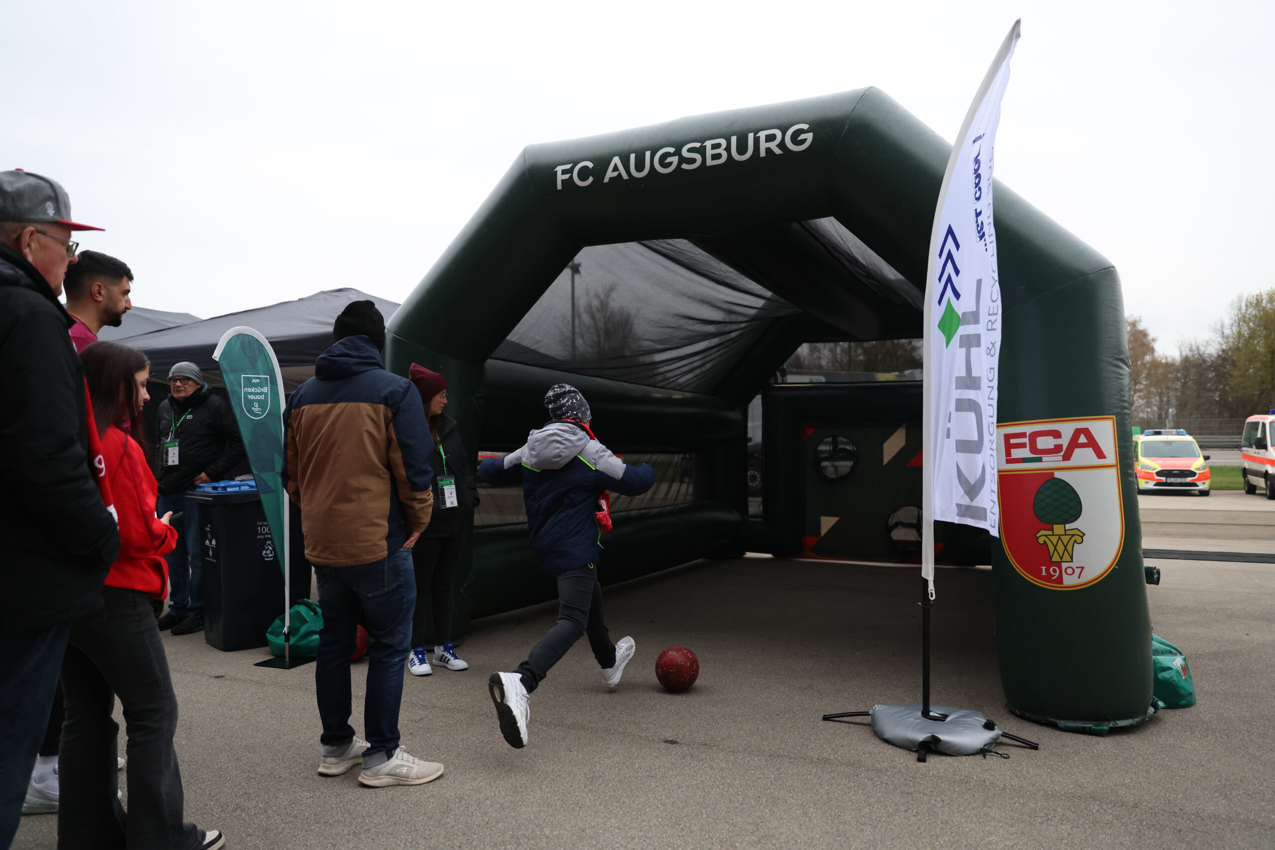 Aktionsstand des FC Augsburg vor dem Stadion