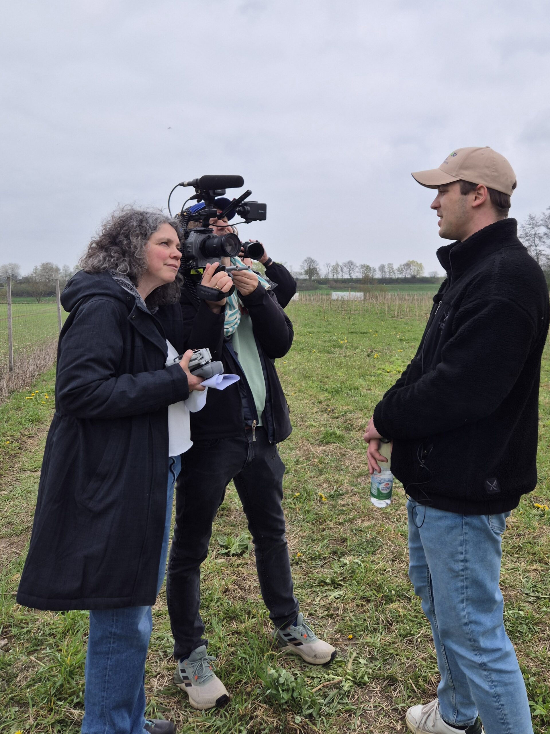 Kamerateam filmt bei der Baumpflanzaktion