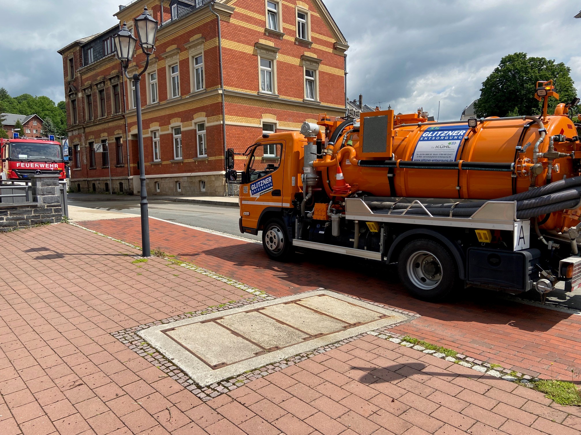 Spülfahrzeug von Kühl im Einsatz bei der Feuerwehr