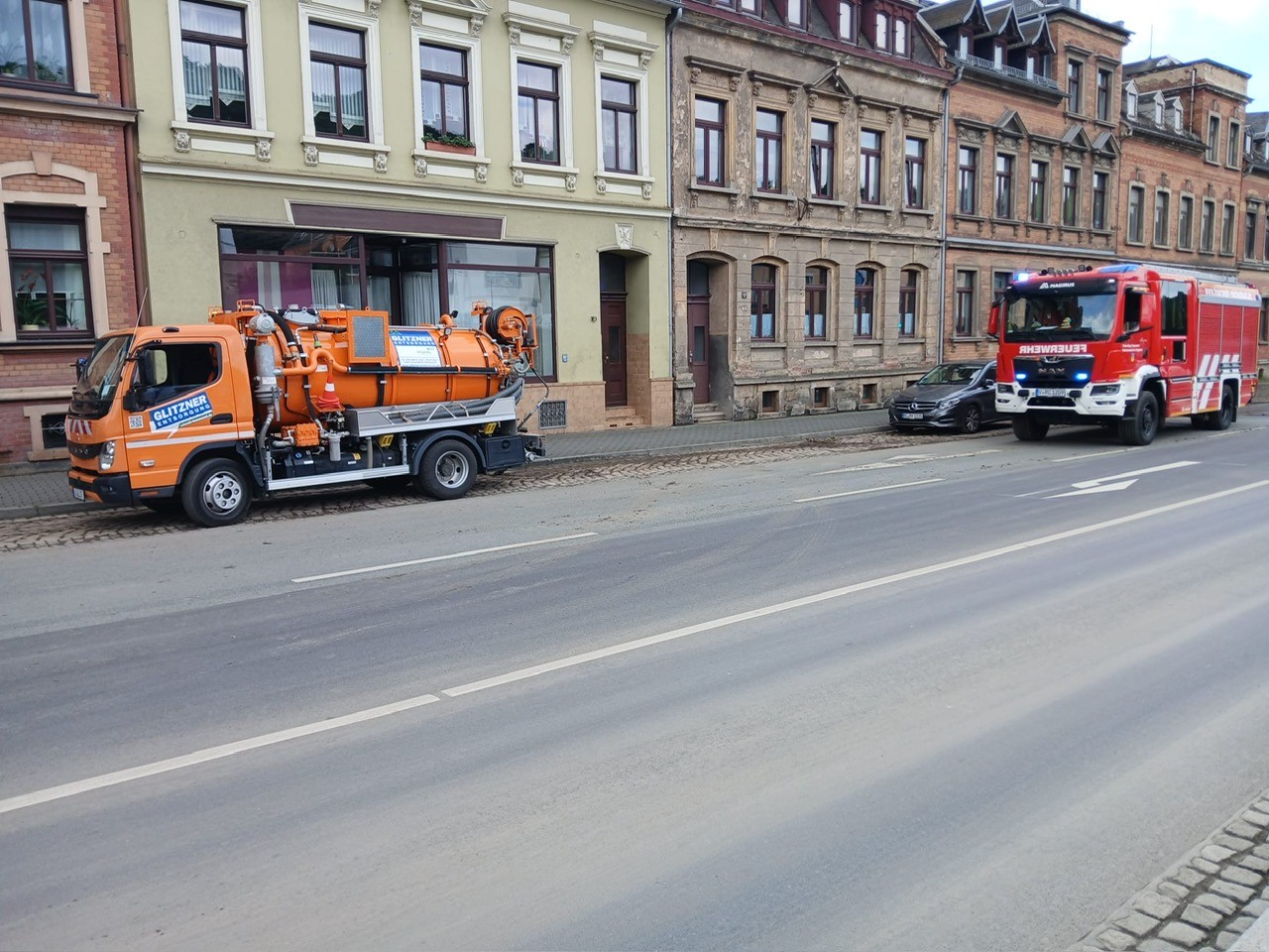 Spülfahrzeug von Kühl im Einsatz bei der Feuerwehr