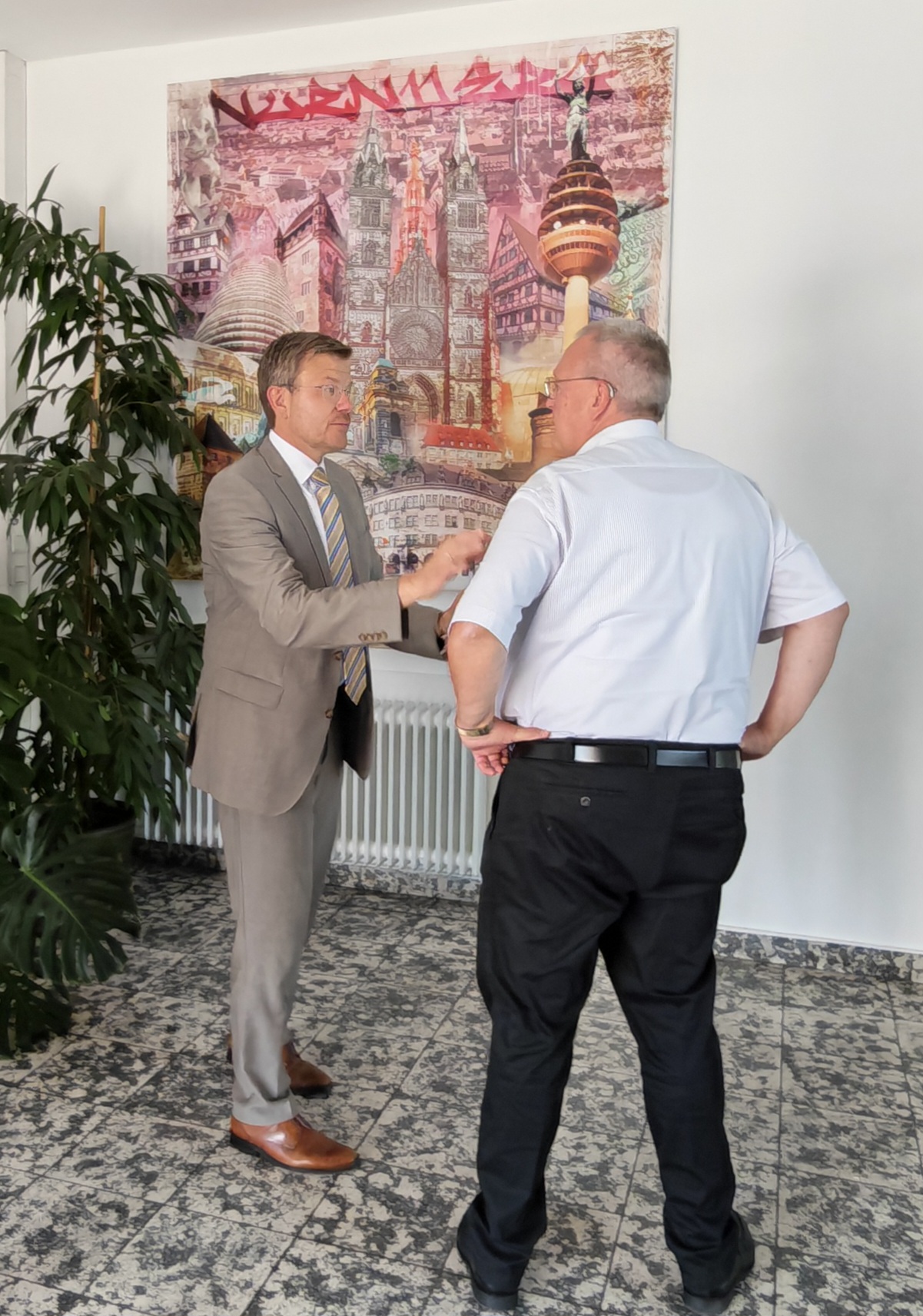Begrüßung per Handschlag in der Niederlassung Nürnberg