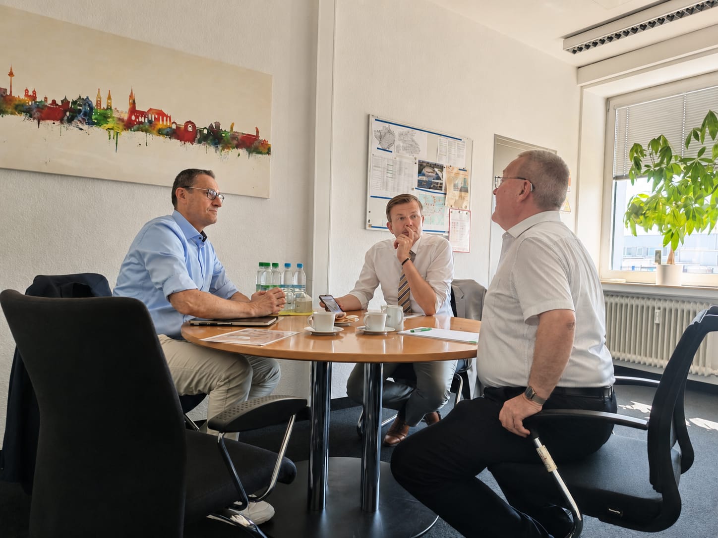 Gesprächsrunde am Besprechungstisch in der Niederlassung Nürnberg