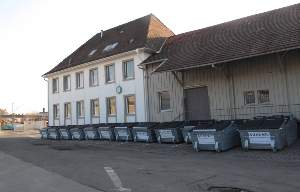 Bürogebäude und Container auf dem Betriebshof der Kühl Entsorgung in Karlsruhe
