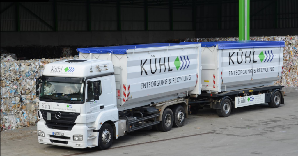 Lkw mit Abrollcontainern der Kühl Entsorgung & Recycling in der Halle, Standort Heidenau