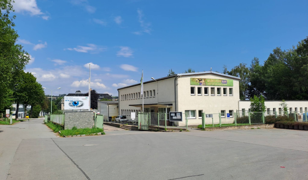 Betriebsgelände der Kreislaufwirtschaft Kühl in Thermalbad Wiesenbad, Ortsteil Wiesa, mit Bürogebäude und Einfahrt