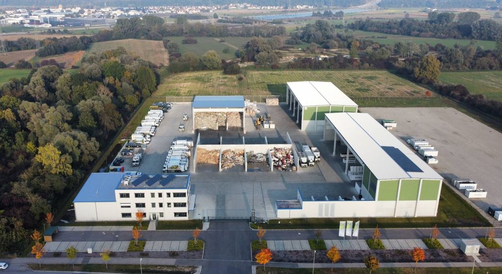 Luftaufnahme des Kühl Standorts Augsburg mit Bürogebäude, Hallen und Containerflächen