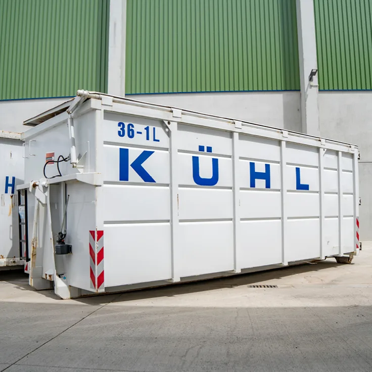Absetzcontainer von Kühl auf einer Baustelle