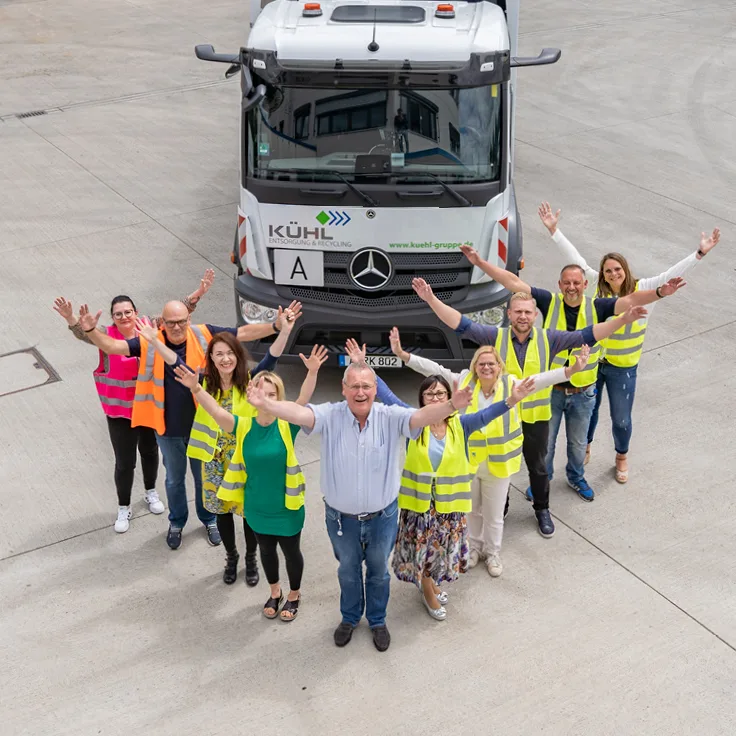 Kühl-Team in Warnwesten vor einem Sammelfahrzeug