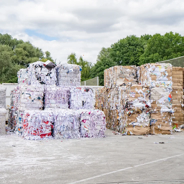 Gepresste Altpapierballen auf dem Betriebshof
