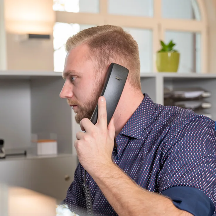 Mitarbeiter der Kühl Gruppe telefoniert im Büro