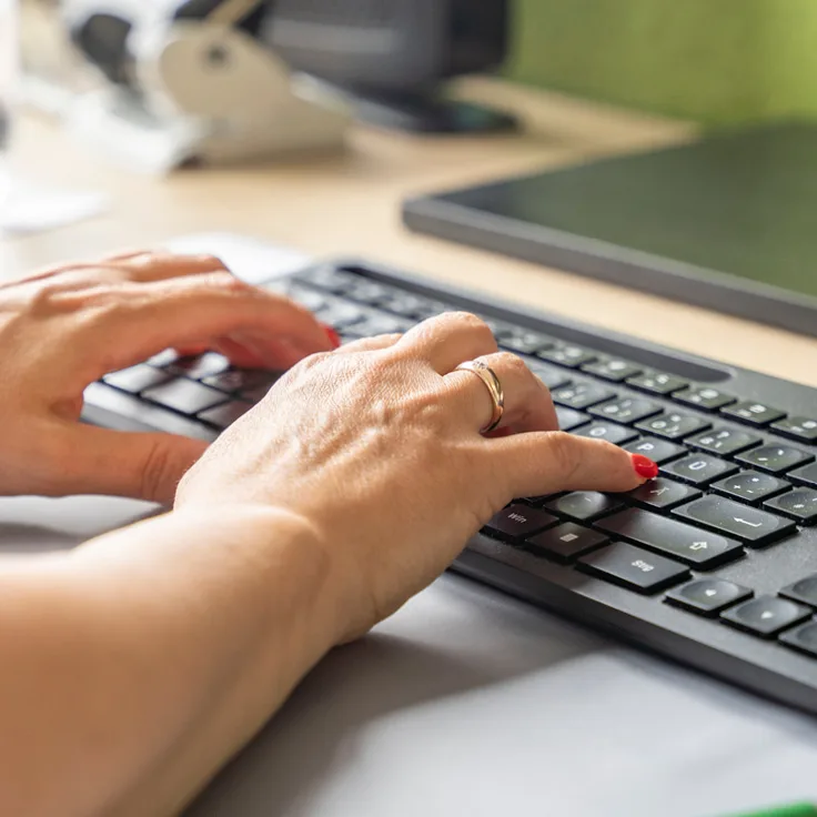 Hände auf einer Computertastatur