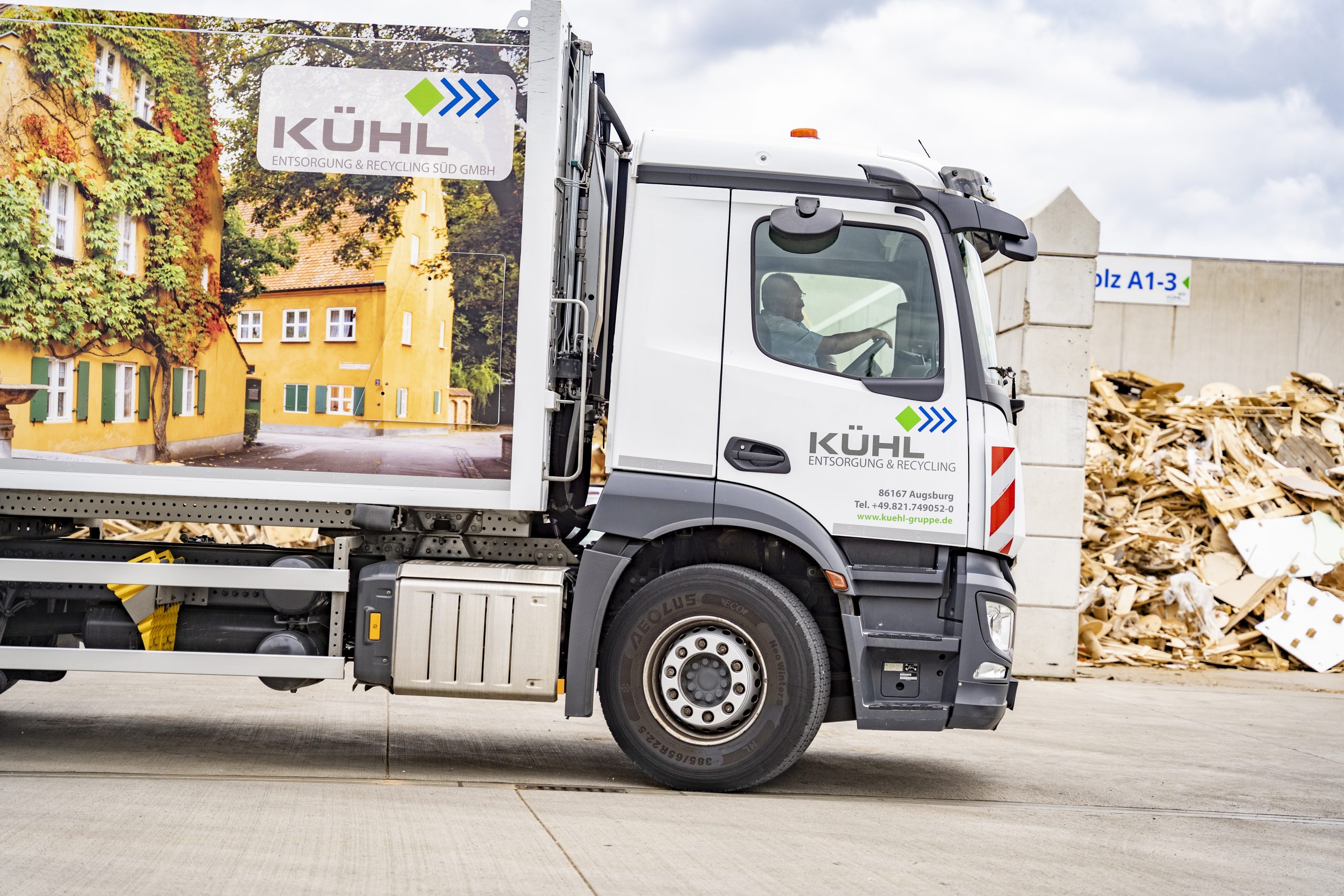 Kühl-Lkw mit Absetzkipper auf dem Betriebsgelände
