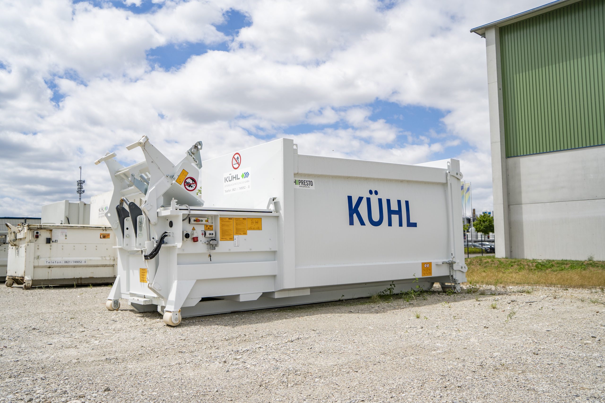 Presscontainer von Kühl auf einem Betriebshof