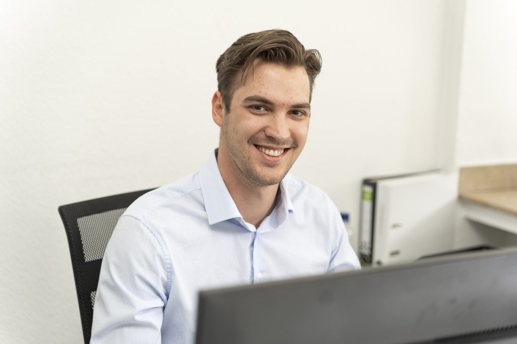 Mitarbeiter von Kühl im Büro am Bildschirm