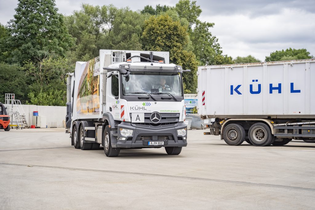 Müllfahrzeug und Kühl-Container auf dem Betriebshof, Entsorgung Lauda-Königshofen