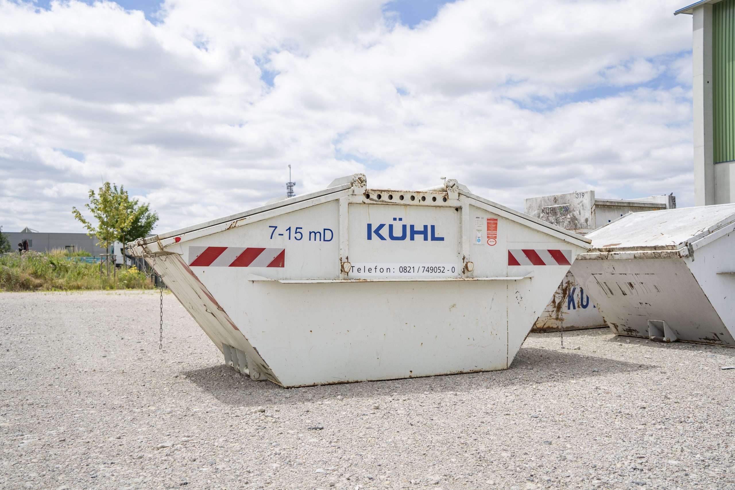 Absetzcontainer von Kühl auf einem Betriebshof